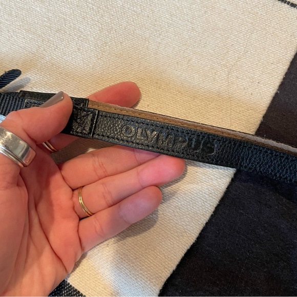 Olympus CSS-S109LL II Black Pen or OMD Shoulder camera Strap - Picture 6 of 7